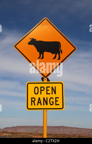 orange and black open range sign with a cow image Stockfoto