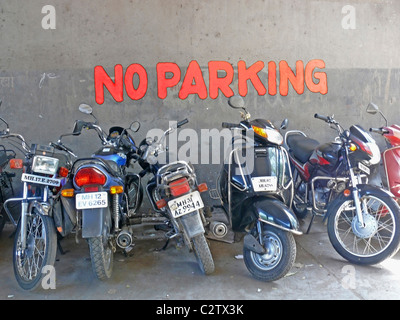 Motorräder, Fahrräder parken am Ort der keine Parkplätze, Pune, Maharashtra, Indien Stockfoto