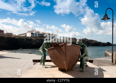 Fischer & Boot Skulptur in El Cotillo Fuerteventura Stockfoto