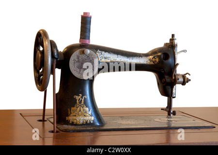 Antike Nähmaschine. Auf weißem Hintergrund genommen. Stockfoto