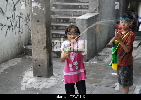 Kind spielt Wasserpistole Songkran Festival, Bangkok Stockfoto