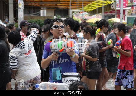 Menschen, die mit Wasser in Songkran Festival spielen Stockfoto