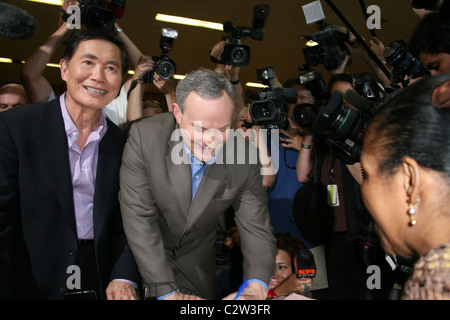 Ehemalige 'Star Trek'-Schauspieler George Takei und sein Partner Brad Altman erhalten ihre Heiratserlaubnis in West Hollywood, Los Angeles, Stockfoto