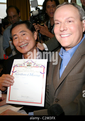 Ehemalige 'Star Trek'-Schauspieler George Takei und sein Partner Brad Altman erhalten ihre Heiratserlaubnis in West Hollywood, Los Angeles, Stockfoto