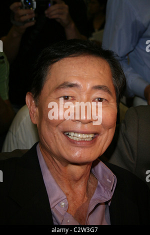 Ehemalige 'Star Trek'-Schauspieler George Takei und sein Partner Brad Altman erhalten ihre Heiratserlaubnis in West Hollywood, Los Angeles, Stockfoto