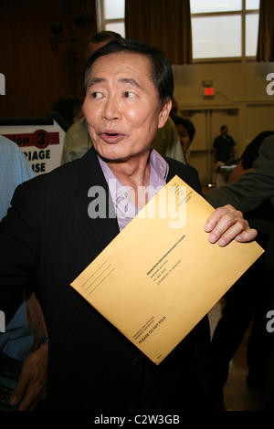 Ehemalige 'Star Trek'-Schauspieler George Takei und sein Partner Brad Altman erhalten ihre Heiratserlaubnis in West Hollywood, Los Angeles, Stockfoto