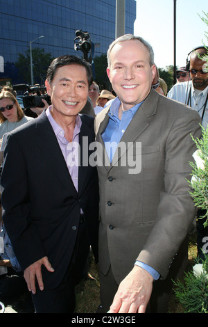 Ehemalige 'Star Trek'-Schauspieler George Takei und sein Partner Brad Altman erhalten ihre Heiratserlaubnis in West Hollywood, Los Angeles, Stockfoto