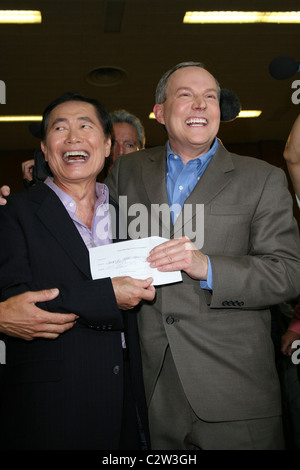 Ehemalige 'Star Trek'-Schauspieler George Takei und sein Partner Brad Altman erhalten ihre Heiratserlaubnis in West Hollywood, Los Angeles, Stockfoto