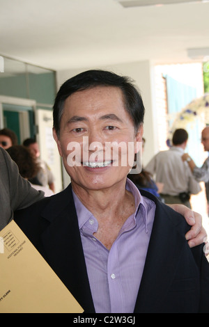 Ehemalige 'Star Trek'-Schauspieler George Takei und sein Partner Brad Altman erhalten ihre Heiratserlaubnis in West Hollywood, Los Angeles, Stockfoto