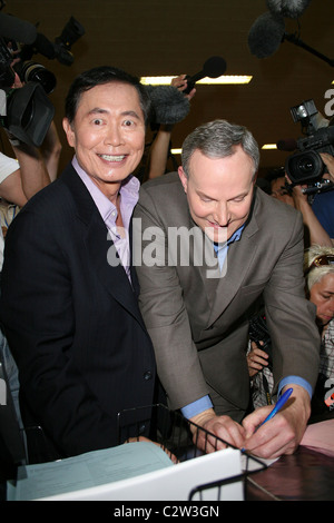 Ehemalige 'Star Trek'-Schauspieler George Takei und sein Partner Brad Altman erhalten ihre Heiratserlaubnis in West Hollywood, Los Angeles, Stockfoto