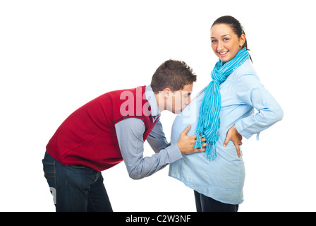 Mann küssen Bauch seiner schwangeren lächelnde Frau isoliert auf weißem Hintergrund Stockfoto