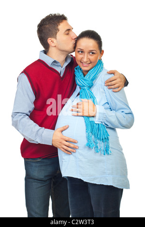 Mann gab einen sanften Kuss auf Stirn schwangere Frau und hält seine Hand auf Bauch isoliert auf weißem Hintergrund Stockfoto