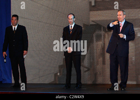 Royal Caribbean Cruises Chairman und CEO Richard Fain (rechts) Royal Caribbean Oase der Meere Nachbarschaft offenbaren Zeremonie Stockfoto