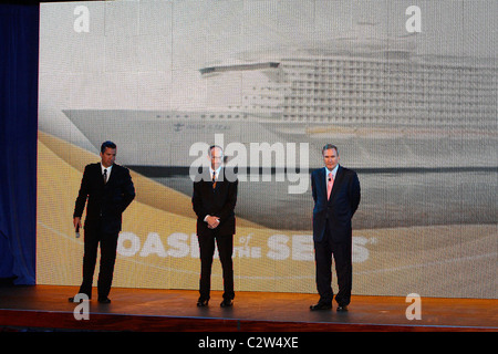 Royal Caribbean Cruises Chairman und CEO Richard Fain (rechts) Royal Caribbean Oase der Meere Nachbarschaft offenbaren Zeremonie Stockfoto