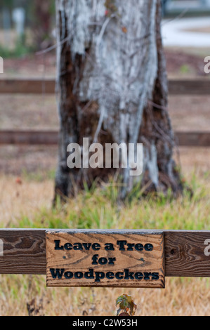 "Lassen Sie einen Baum für Spechte" Zeichen. Venedig Rookery, Florida, USA Stockfoto