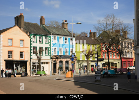 Marktplatz, Cockermouth, Cumbria, England, UK. Bunte georgianischen Gebäude mit Geschäften in der Fußgängerzone im Zentrum Stadt Stockfoto