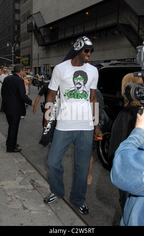 NBA-Spieler Kevin Garnett von den Boston Celtics vor dem Ed Sullivan Theater für die "Late Show With David Letterman" neu Stockfoto