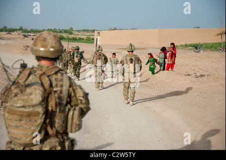 Kinder begrüßen ISAF-Patrouille in Helmand Afghnistan Stockfoto