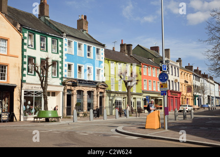 Marktplatz, Cockermouth, Cumbria, England, UK. Bunte georgianischen Gebäude mit Geschäften in der Fußgängerzone im Zentrum Stadt Stockfoto