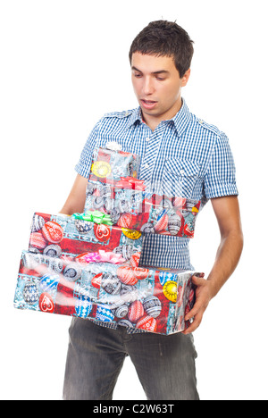 Überrascht Man Geschenke halten und versuchen, sie zu halten, nicht isolierten auf weißen Hintergrund fallen Stockfoto