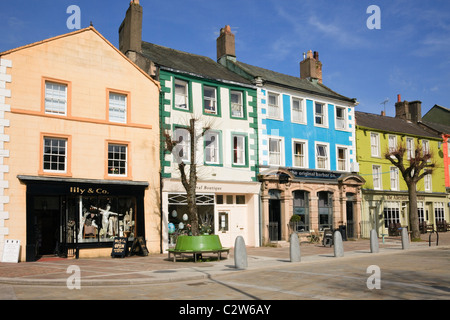 Bunte georgianischen Gebäude mit Geschäften auf der Fußgängerzone im Zentrum der Stadt. Market Place, Cockermouth, Cumbria, England, Großbritannien, Großbritannien Stockfoto