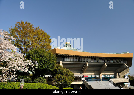 Nippon Budokan (Konzert- und Sport) Arena während der Kirschblüte (Tokio, Japan) Stockfoto