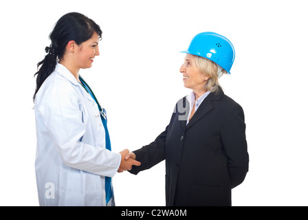 Junger Arzt, Frau und senior Architect geben Hand zu schütteln und lächelnd isoliert auf weißem Hintergrund Stockfoto