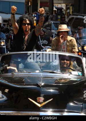 Motley Crue (Mick Mars, Nikki Sixx, Vince Neil, Tommy Lee) außerhalb Ed Sullivan Theater für die "Late Show With David Letterman" Stockfoto