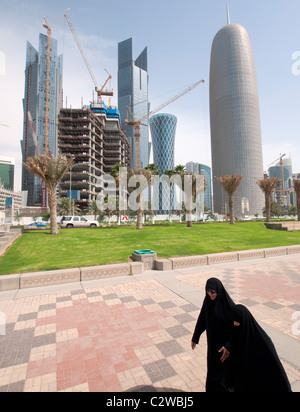 Frauen zu Fuß auf der Corniche mit modernen Bürotürmen und Skyline im Geschäftsviertel in Doha Katar Stockfoto