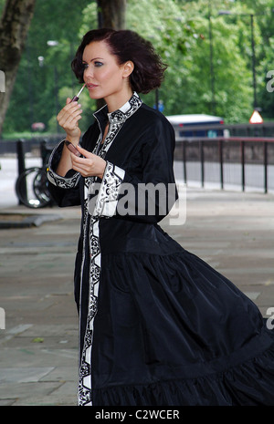 Linzi Stoppard Modelle weltweit teuerste Abaya. Die Diamanten besetzte islamisches Kleid, entworfen von Couture Designer Bruce Stockfoto