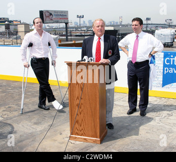 Erik Ekstein, Rod Gilbert und Eric Gioia am Spatenstich für die neue "Stadt Eis Pavillon" - ein Dach-Eis Stockfoto