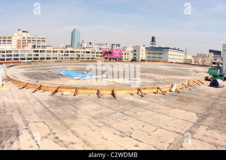 Atmosphäre Spatenstich Zeremonie für die neue "Stadt Eis Pavillon" - ein Dach-Eislaufbahn auf der Oberseite eine Königinnen bauen. Stockfoto