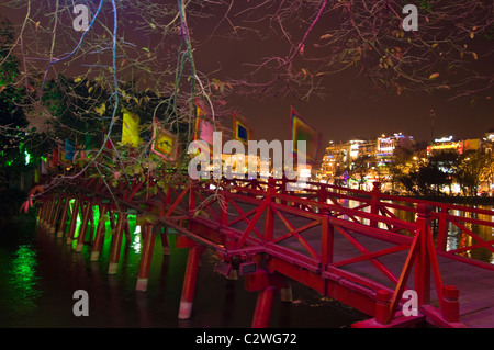 Horizontale Nacht Nahaufnahme Thê Húc Brücke bei Ngoc Son Tempel oder Jade Mountain Tempel am Hoan-Kiem-See (Hồ Hoàn Kiếm), Hanoi Stockfoto