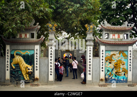 Horizontale Ansicht des Eingangs zum Ngoc Son Tempel oder Jade Mountain Tempel am Hoan-Kiem-See (Hồ Hoàn Kiếm) im Zentrum von Hanoi. Stockfoto