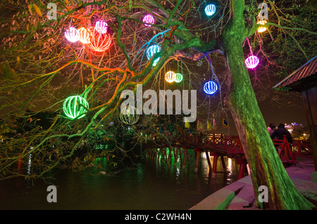 Horizontale Nachtzeit hautnah Thê Húc Brücke bei Ngoc Son Tempel am Hoan-Kiem-See (Hồ Hoàn Kiếm) im Zentrum von Hanoi. Stockfoto