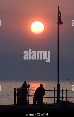 Sonnenaufgang über dem kleinen Dorf Mumbles in der Nähe von Swansea in Süd-Wales, UK. Stockfoto