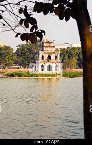 Vertikale tagsüber Blick auf Turtle Tower oder Pagode (Tháp Rùa) aka Schildkröte Turm in der Mitte des Hoan-Kiem-See, Zentrum von Hanoi. Stockfoto