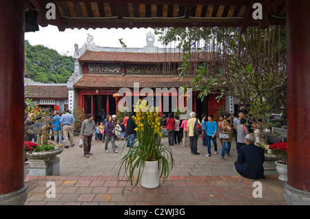 Horizontale Ansicht der Ngoc Son Tempel oder Jade Mountain Tempel am Hoan-Kiem-See (Hồ Hoàn Kiếm) im Zentrum von Hanoi. Stockfoto