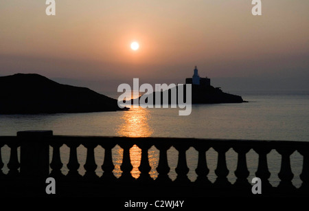 Sonnenaufgang über den Leuchtturm am Mumbles Head in der Nähe von Swansea. Stockfoto