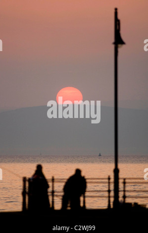 Sonnenaufgang über dem kleinen Dorf Mumbles in der Nähe von Swansea in Süd-Wales, UK. Stockfoto