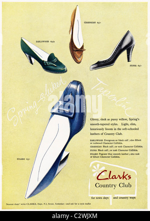 Ganzseitige Anzeige der Farbe im Mode-Magazin ca. 1950er Jahre für CLARKS Damenschuhe Stockfoto