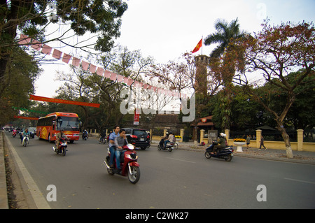 Horizontalen Weitwinkel Flagge Turm von Hanoi (Cột Cờ Hà Nội) mit Mopeds fahren bestanden auf Dien Bien Phu. Stockfoto