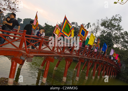 Horizontale Nahaufnahme des berühmten Thê Húc Brücke bei Ngoc Son Tempel oder Jade Mountain Tempel am Hoan-Kiem-See im Zentrum von Hanoi Stockfoto