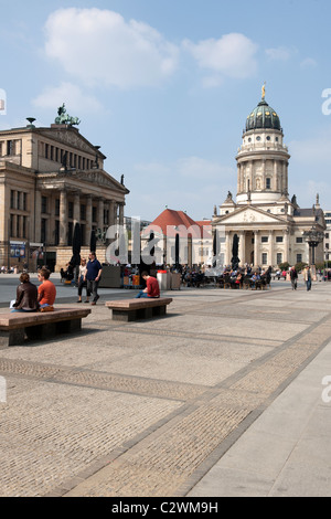 Berlin. Deutschland. Konzerthaus (links) und französischen Dom am Gendarmenmarkt rechts. Stockfoto