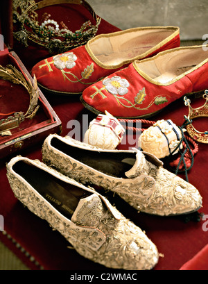 Stickereien Regency Hausschuhe Fancy antike Sammlerschuhe Brokat romantische Stickereien im Retro-Samtbereich im mittelalterlichen Stil Stockfoto