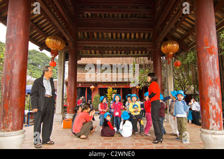 Horizontale Ansicht von Schulkindern auf den Pavillon außerhalb Ngoc Son Tempel am Hoan-Kiem-See (Hồ Hoàn Kiếm) in Hanoi zu spielen. Stockfoto