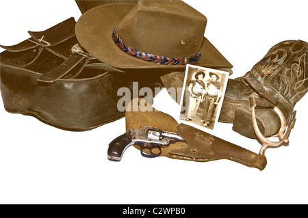 Eine Sammlung von alten Elementen mit einer Sepia Tönung. Pistole, Leder-Holster, Boot Messing Sporen, Foto, Satteltaschen und Hut. Stockfoto