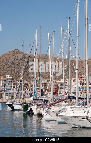 Boote in der Marina auf der beliebten Ferienort Puerto de Polenca, Mallorca, Spanien Stockfoto