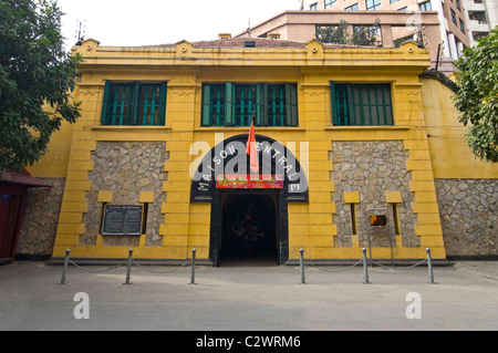 Horizontale Ansicht von Hoa Lo Gefängnismuseum historisch bekannt als die Hanoi Hilton im Zentrum von Hanoi an einem sonnigen Tag. Stockfoto