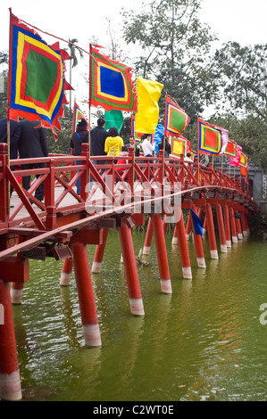 Horizontale Nahaufnahme von Thê Húc Brücke bei Ngoc Son Tempel oder Jade Mountain Tempel am Hoan-Kiem-See im Zentrum von Hanoi Stockfoto